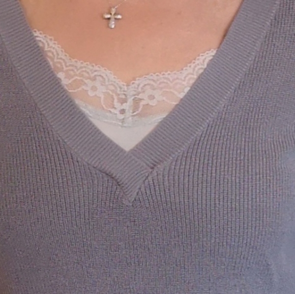 Bundle low-V knitted top with silk camisole - Picture 6 of 9